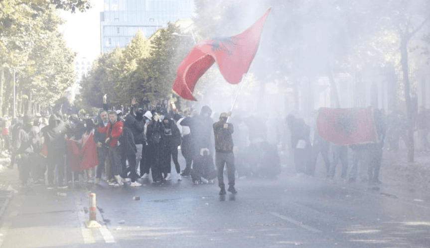 Përshkallëzohet protesta para Ministria e Arsimit, qëllohet me gurë