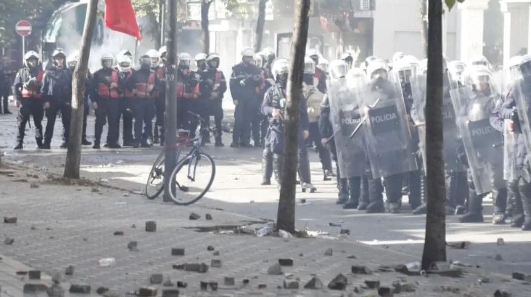 Përshkallëzohet protesta pranë Ministrisë së Arsimit, policia përdor gaz e ujë ndaj të rinjve