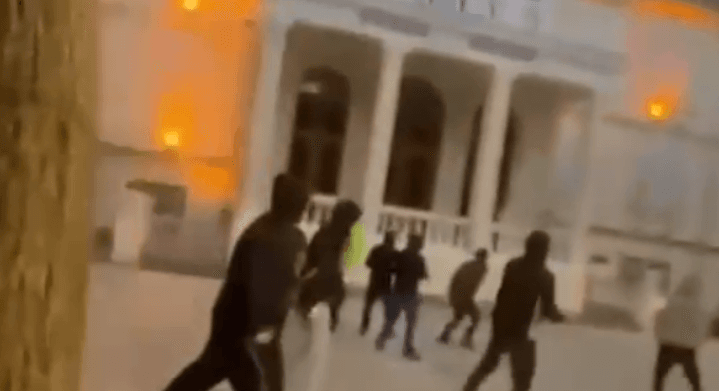 Featured image for Persona të maskuar sulmojnë me molotov Bashkinë e Shkodrës