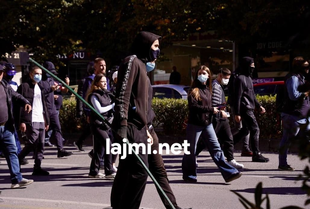 Përveç protestuesve, Policia në Shqipëri goditi me plumba gome edhe dy gazetarë të Reuters