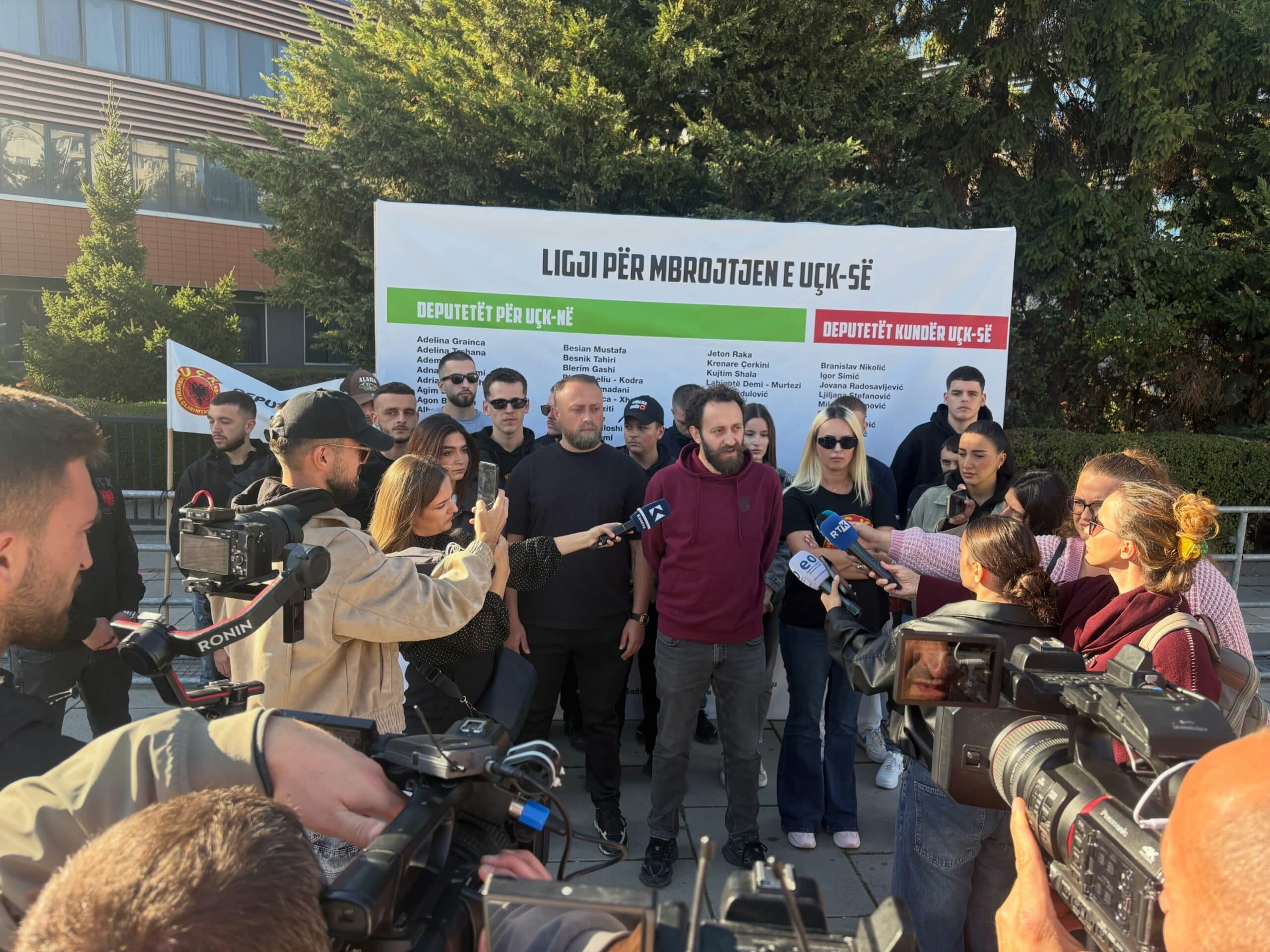 Platforma “Jo në emrin tim” me aksion para Kuvendit, mesazh deputetëve: Thirreni seancën – Votojeni ligjin