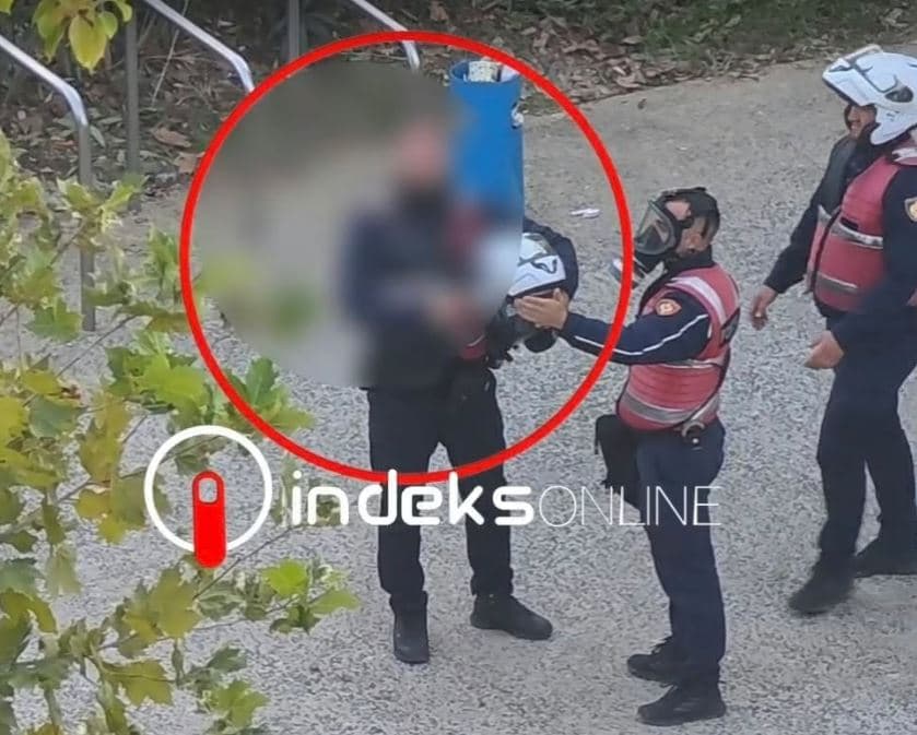Polici ofendon me fjalë të rënda qytetarin gjatë përplasjes para Kryeministrisë në Shqipëri