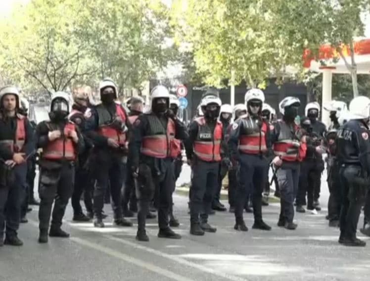 Policia e Shqipërisë alarmon për përfshirjen e të miturve në protesta: Fëmijët nuk janë mburojë e askujt