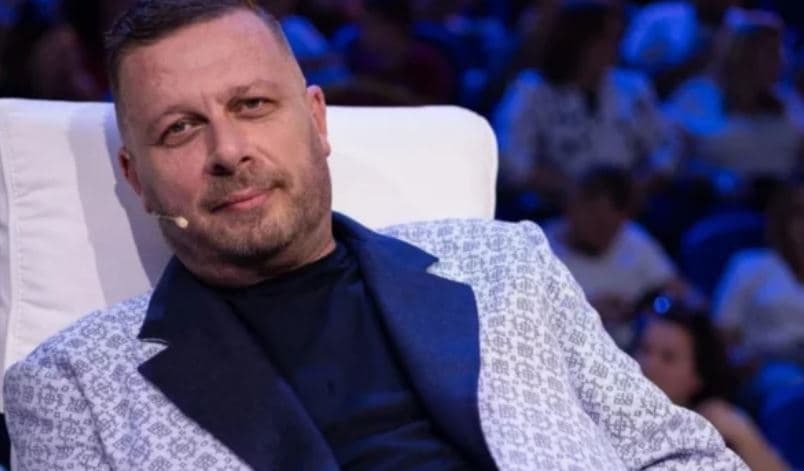Featured image for Policia i shkon në banesë Adrian Hilës për ta marrë në pyetje, por s’e gjen, reagon kompozitori: Jam i tronditur, më kanë hakeruar
