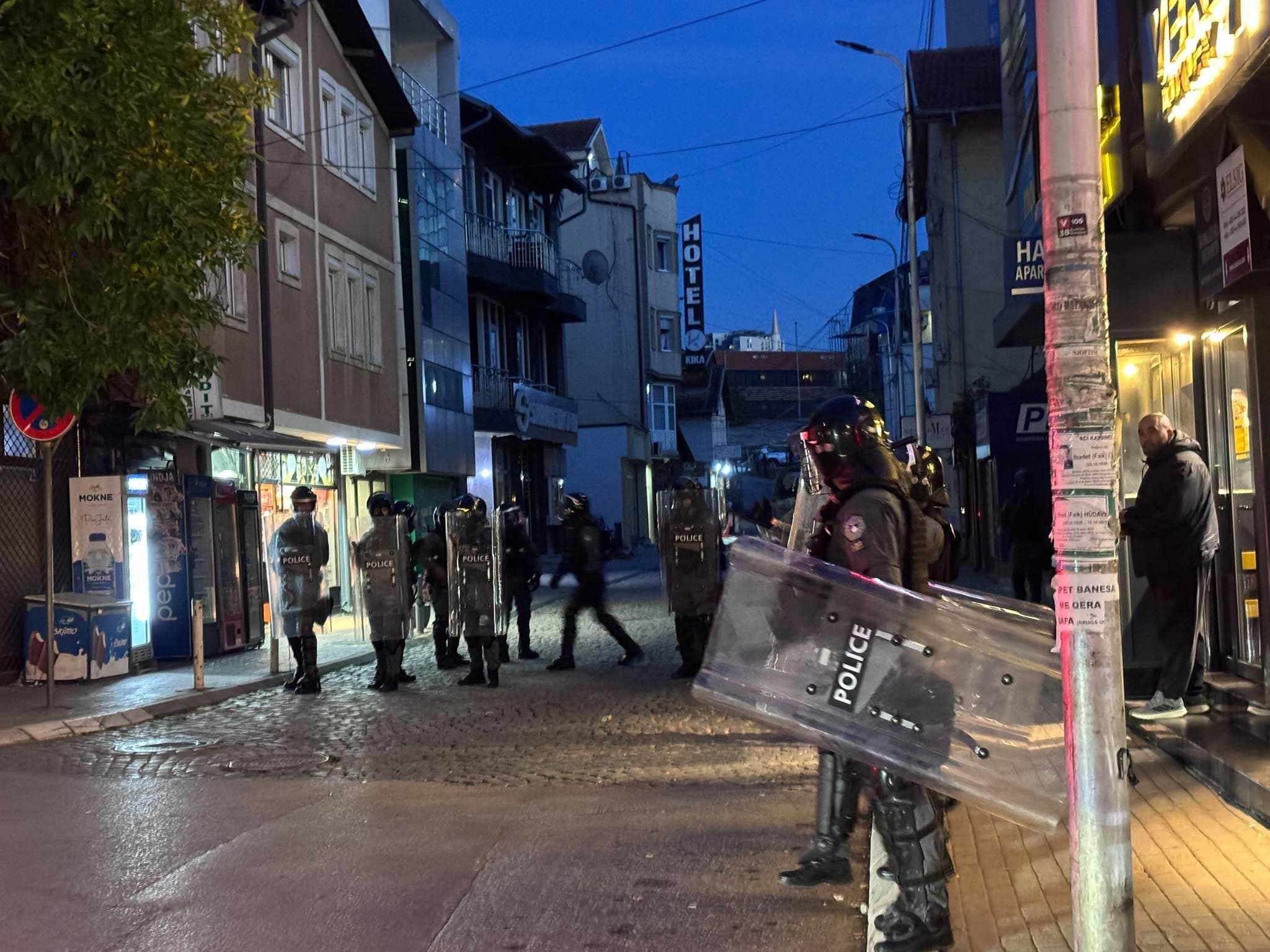 Policia me detaje: 20 zyrtarë të lënduar në protestën e mbrëmshme, sot do të ketë masa të shtuara sigurie