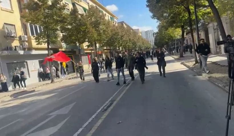 Featured image for Policia ndryshon strategji në protestë, kordoni vendoset më larg Ministrisë së Arsimit