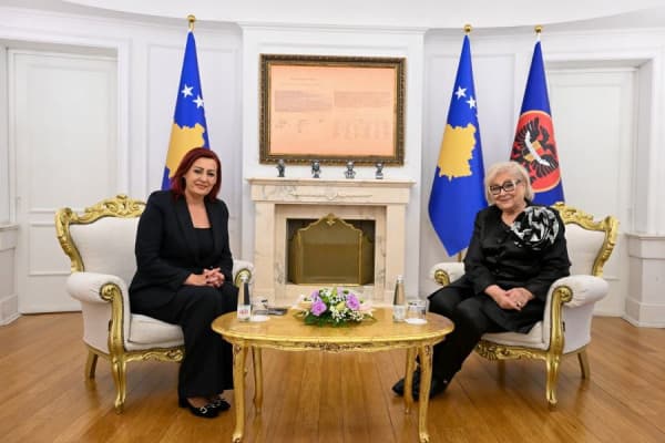 Presidentja Shiroka-Pula bisedon me nënkryetaren e Kuvendit Emilia Rexhepi për komunitetet joshumicë