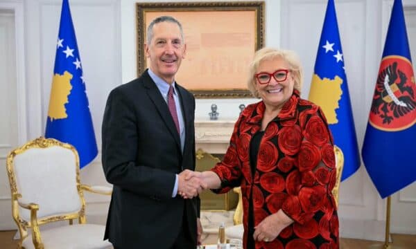 Presidentja Shiroka-Pula pret profesorin amerikan Edward Joseph, diskutojnë zhvillimet në Kosovë dhe rajon