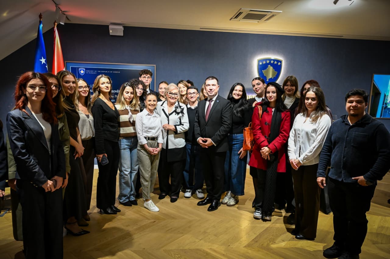 Presidentja Shiroka Pula takohet me mërgatën në Hungari