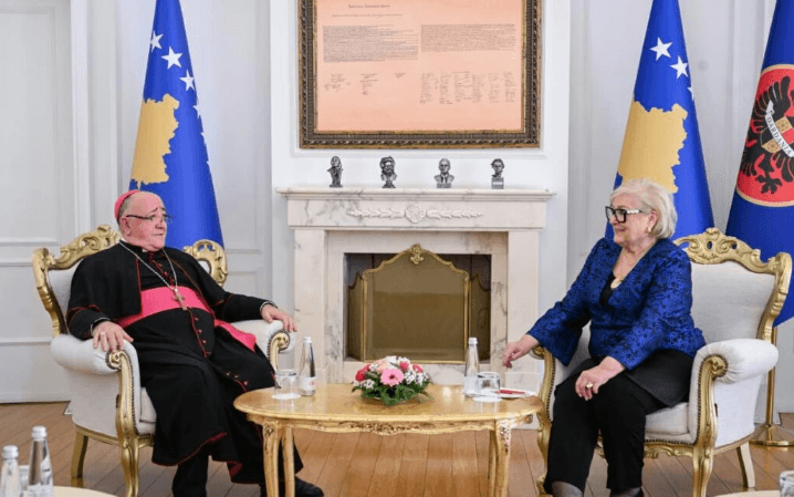 Presidentja Shiroka Pula takon ipeshkvin Dodë Gjergji