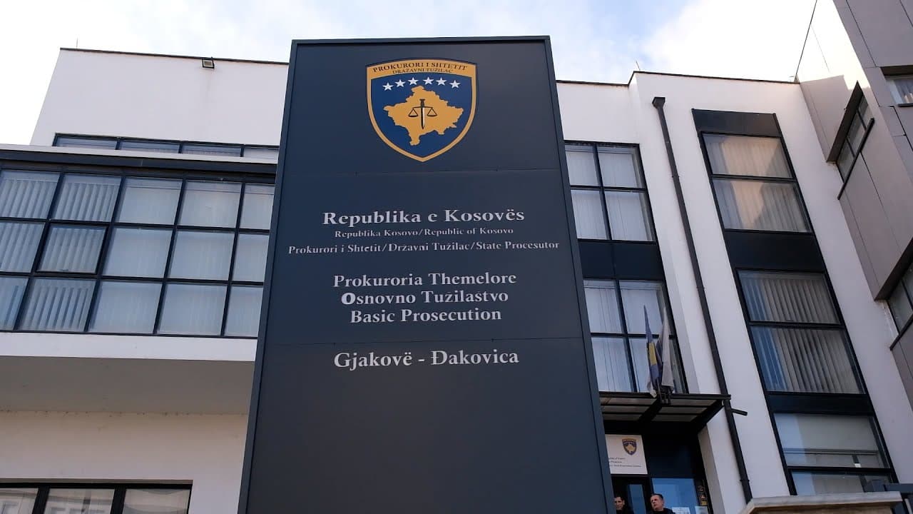 Prokuroria deklarohet për vjedhjen e mbi 100 armëve në një depo në Gjakovë
