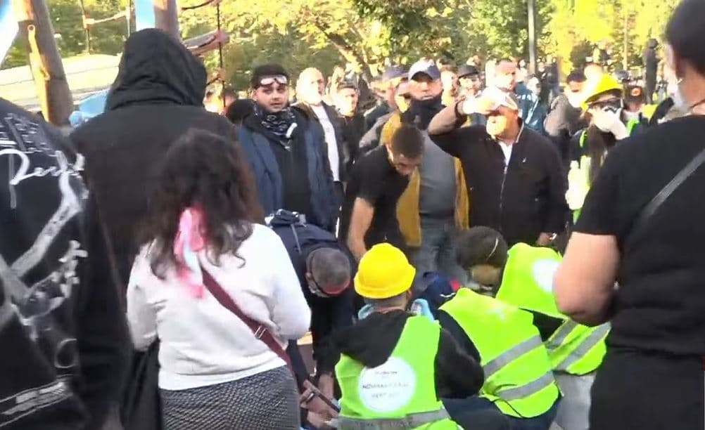 Protesta e 12-të, gazi lotsjellës pushton sheshin “Skënderbej” dhe bulevardin, thyhen dritaret e bashkisë