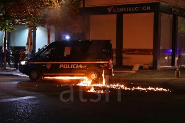 Protesta e 13-të e studentëve në Tiranë mbyllet me përplasje e molotov