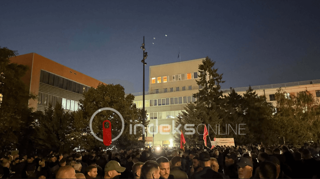 Protesta në Prishtinë, nuk ka ndriçim në shesh