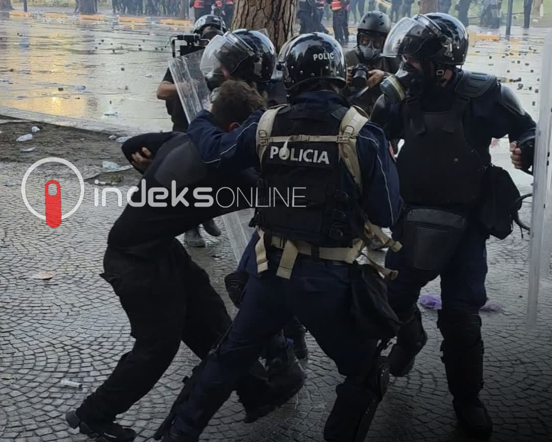 Protesta në Tiranë, Policia nis shoqërimin e disa protestuesve