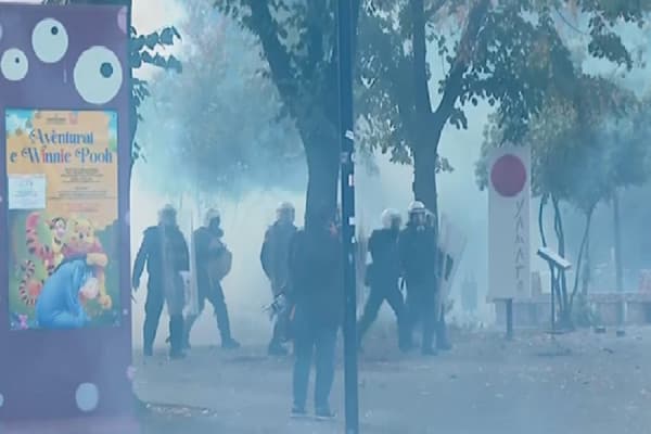 Protesta në Tiranë, sulmohet selia e Partisë Socialiste