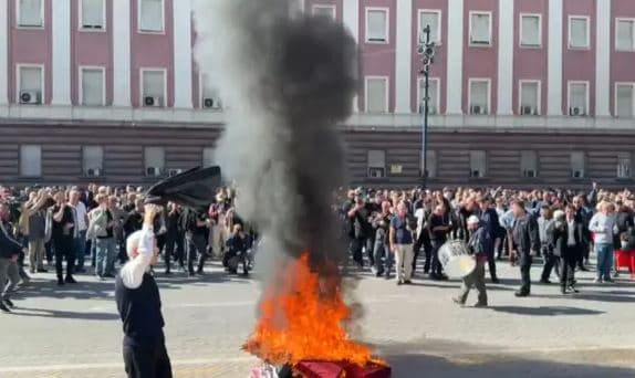 Protesta para Kryeministrisë, merr flakë “tavolina e dialogut” që e vendosi Rama