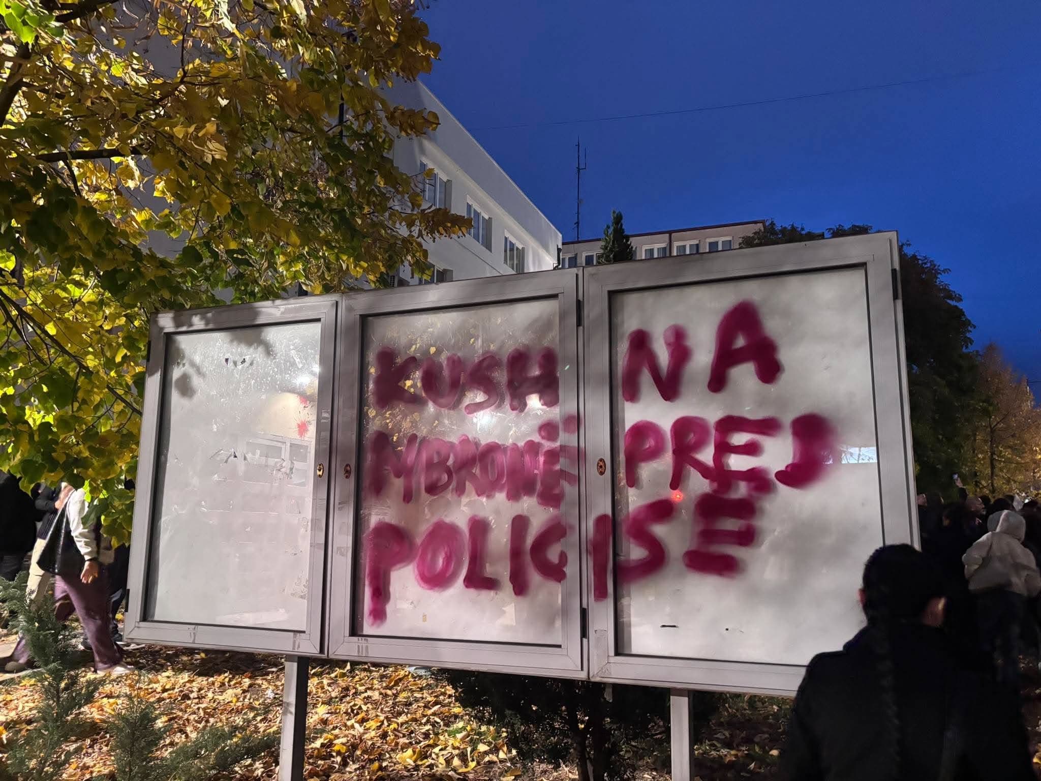 Protesta për Arlindën mbërrin te Policia, protestuesit shkruajnë me ngjyrë të kuqe: Kush na mbron prej Policisë?