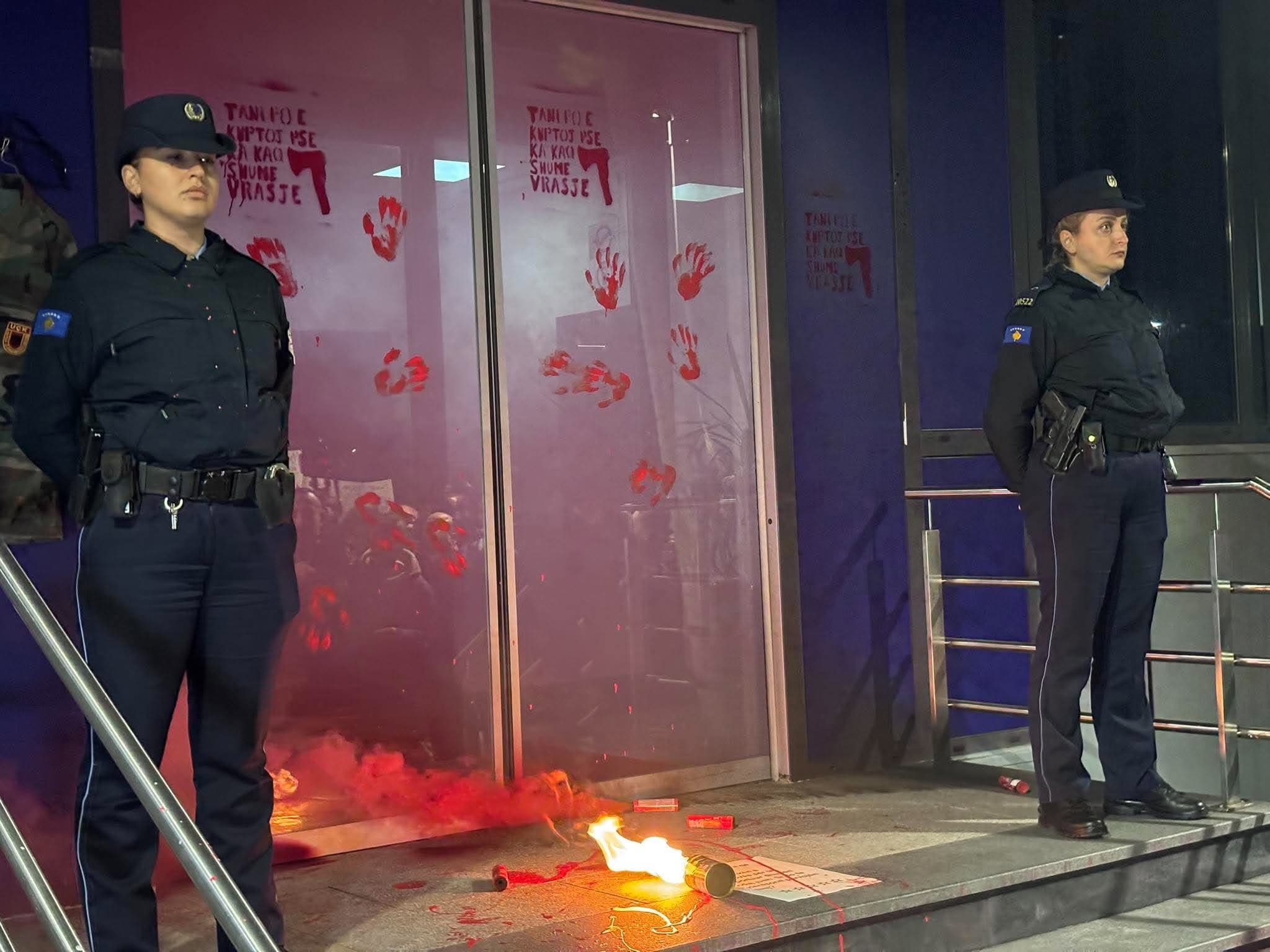 Protesta vazhdon tek qeveria, hidhet ngjyrë dhe shkruhet në hyrje: “Tani e kuptoj pse ka kaq shumë vrasje”