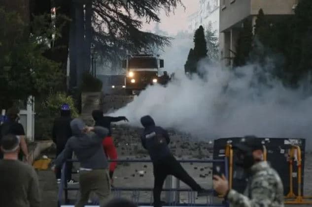 Protestat e dhunshme në Tiranë, administratës shtetërore i kërkohet të punojë online