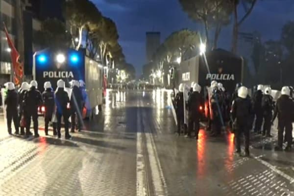 Featured image for Protestat në Tiranë, tensione para Kryeministrisë