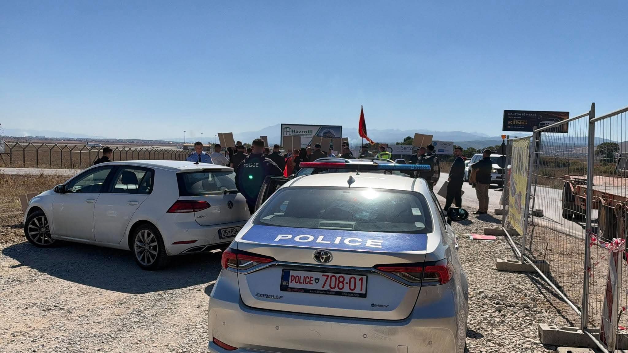 Protestuesit bllokojnë rrugën drejt aeroportit kur pritet të vijë, Von der Leyen – intervenon Policia e Kosovës
