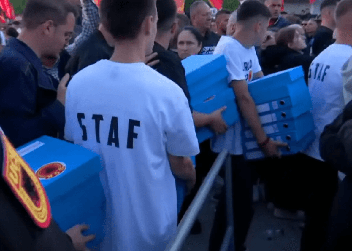 Protestuesit dorëzojnë në Qeveri dosjet për Ligjin e Speciales