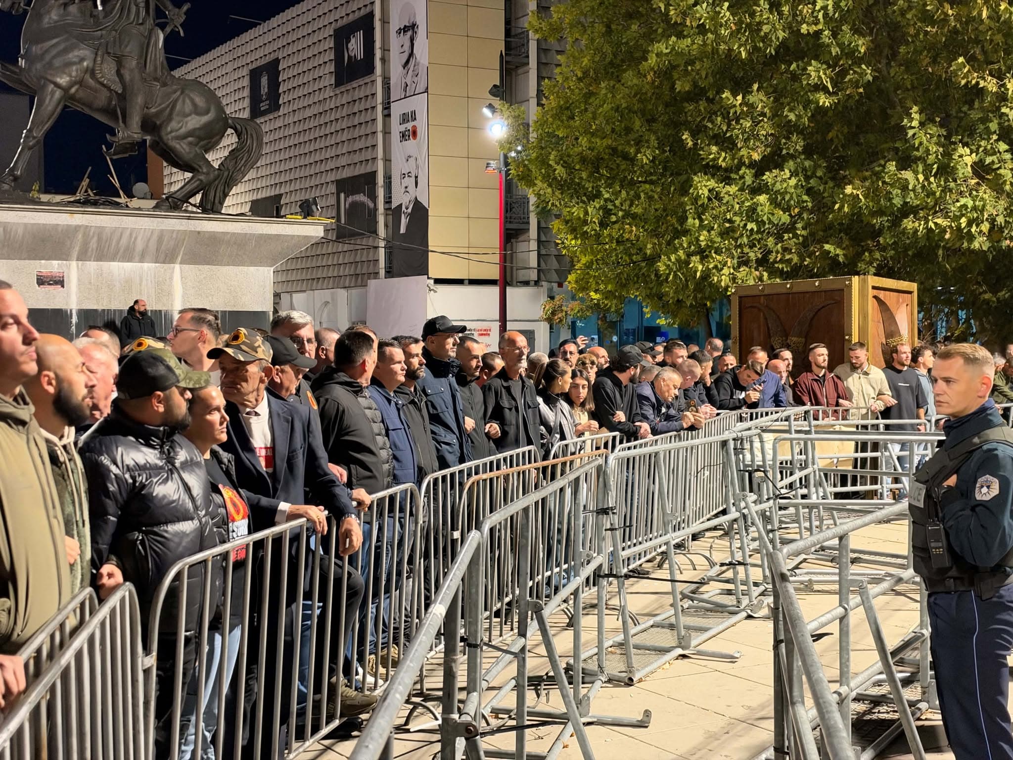 Protestuesit e kalojnë natën para derës së Kuvendit, presin deputetët për seancën e nesërme për ligjin për Specialen