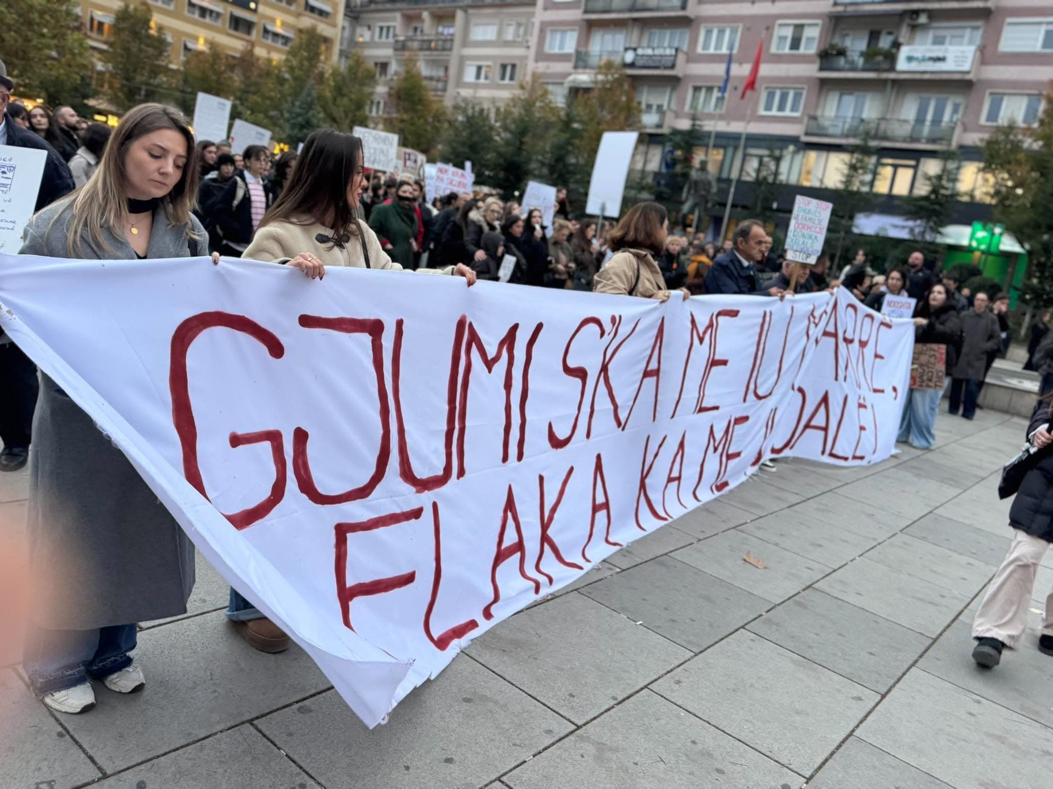 Featured image for Protestuesit fillojnë të mblidhen në sheshin “Zahir Pajaziti” në Prishtinë për të dytën ditë me radhë