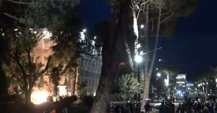 Protestuesit hedhin molotov drejt Kryeministrisë