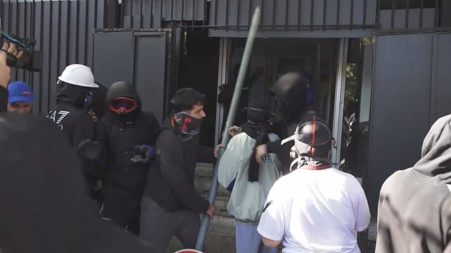Protestuesit hyjnë brenda Gjykatës së Apelit dhe thyejnë xhamat