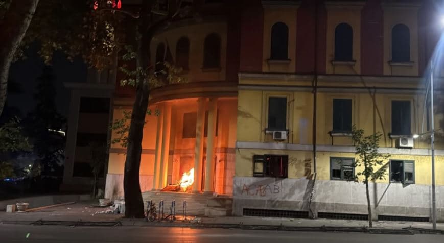 Protestuesit i vënë flakën Ministrisë së Financave në Tiranë