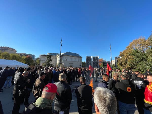 Protestuesit kaluan natën para Kuvendit të Kosovës