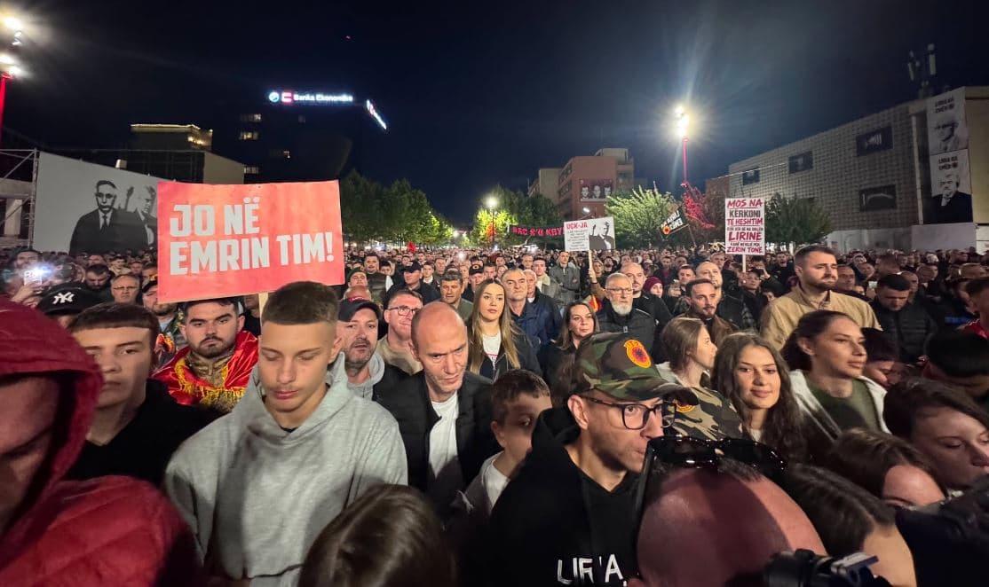 Protestuesit lexojnë një nga një emrat e deputetëve: Votojeni ligjin