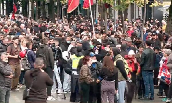 Protestuesit mblidhen para Ministrisë së Arsimit në Tiranë