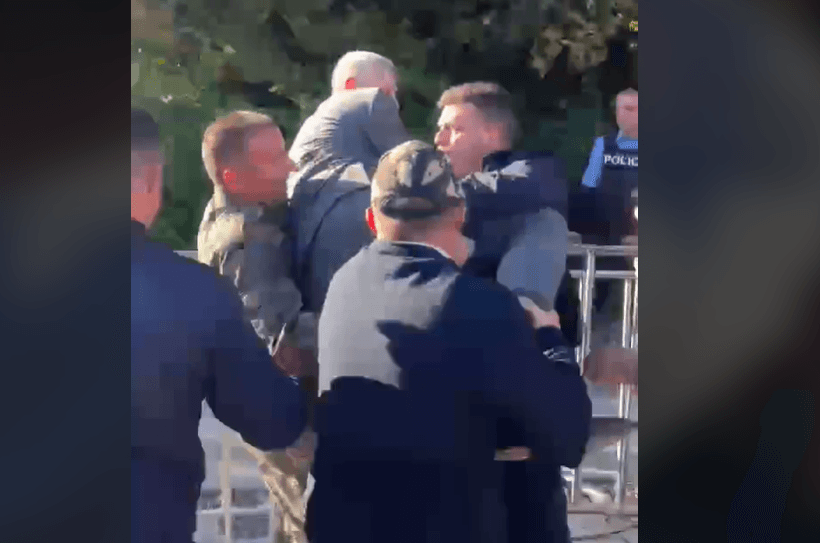 Protestuesit ndalin deputetin Fahrush Rexhepi të VV-së, e kthejnë sërish para duarsh brenda Kuvendit
