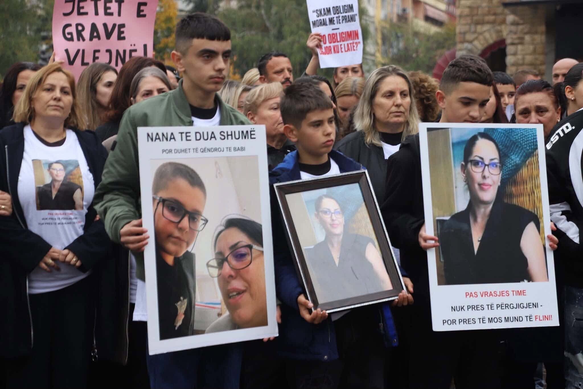 Protestuesit në Pejë pas vrasjes së Arlinda Zekajt, hedhin tym me ngjyrë dhe brohorasin “Marre, marre!”