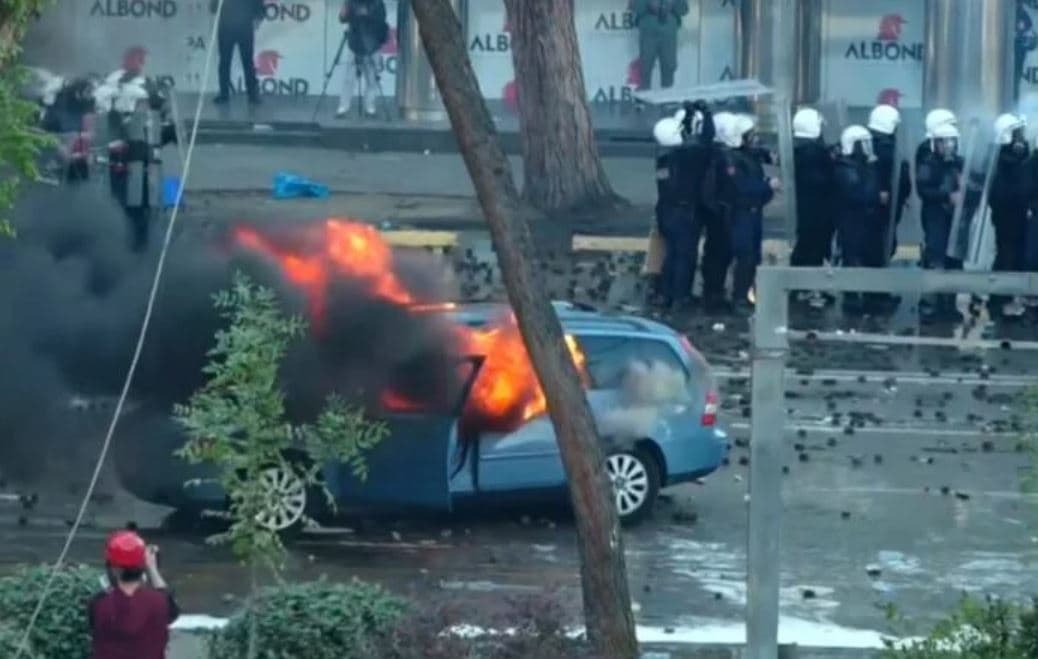 Featured image for Protestuesit në Tiranë e djegin një veturë, policia detyrohet të tërhiqet me shpejtësi