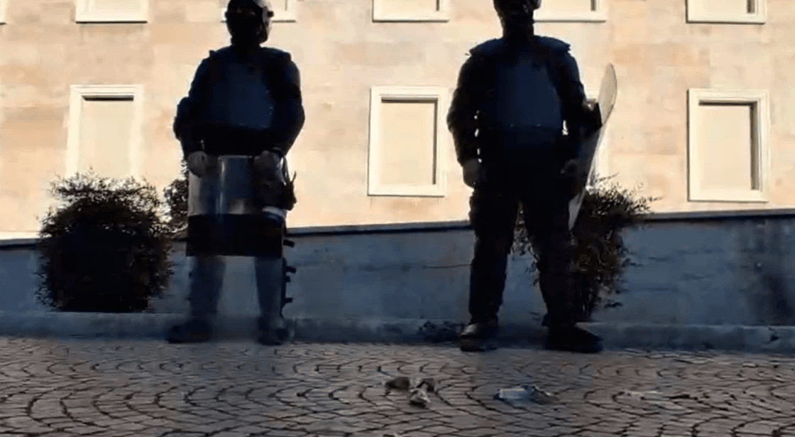 Protestuesit në Tiranë ironizojnë deklaratën e Ramës, hedhin dollarë fals drejt policëve para Kryeministrisë