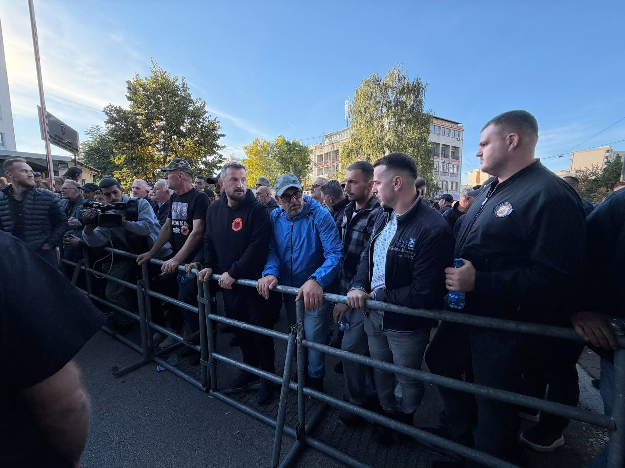 Protestuesit vendosin rrethoja të hekurta, nuk lejohet asnjë deputet të largohet nga Kuvendi