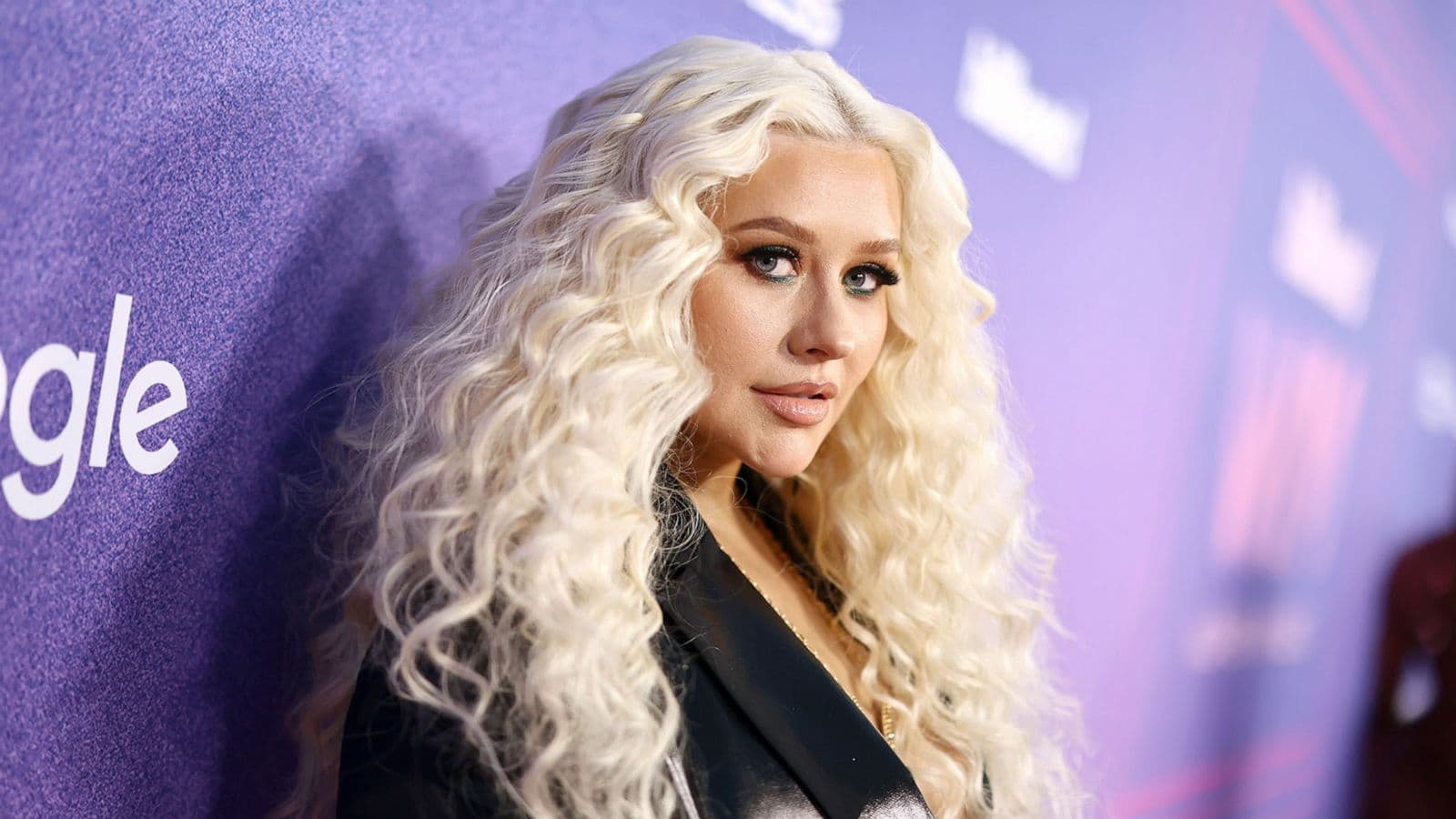 Featured image for Provokon Christina Aguilera, shokon fansat teksa pozon pa rroba