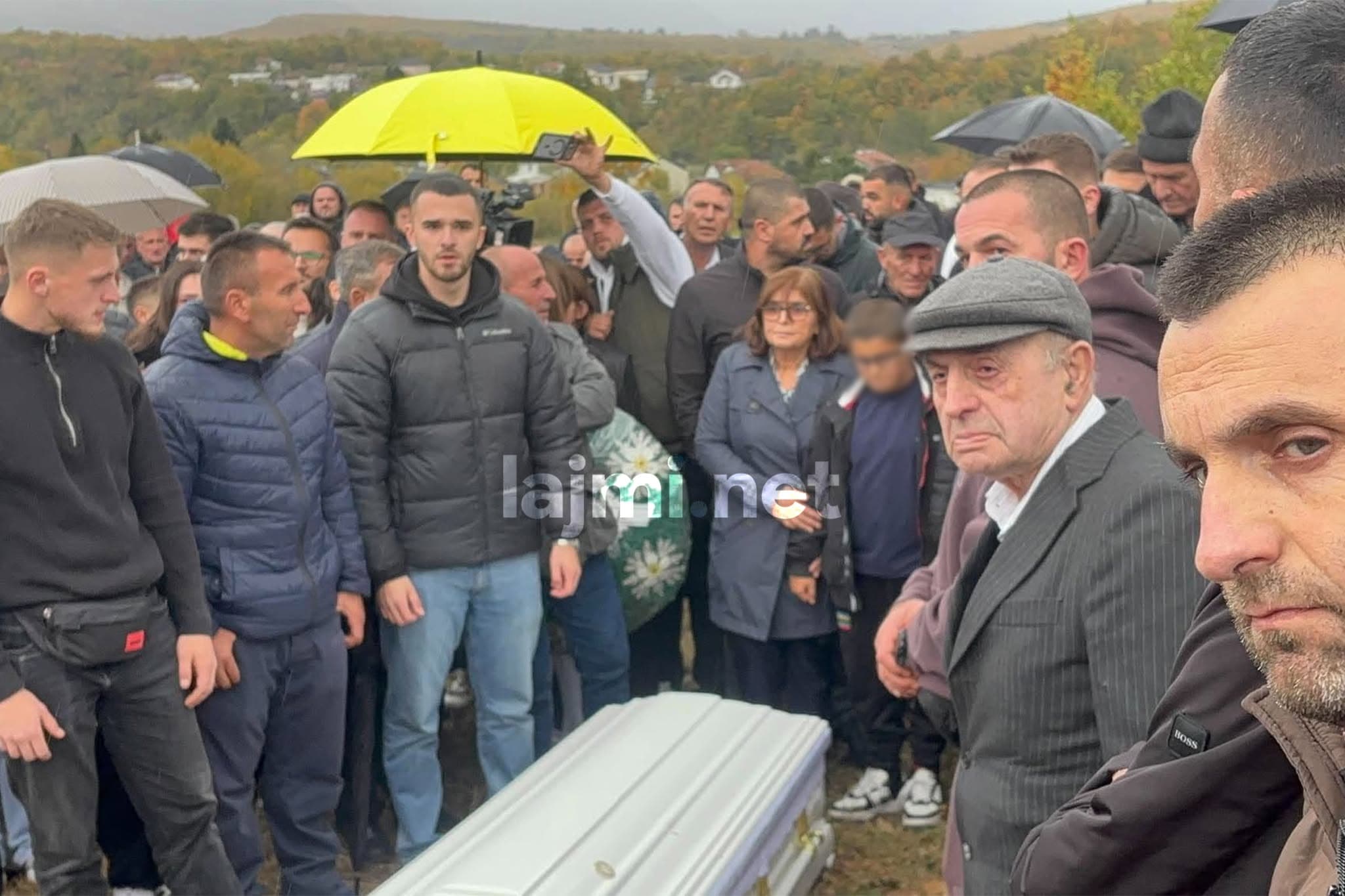 Qendra për Punë Sociale e sjell djalin e Arlindës në ceremoninë e varrimit