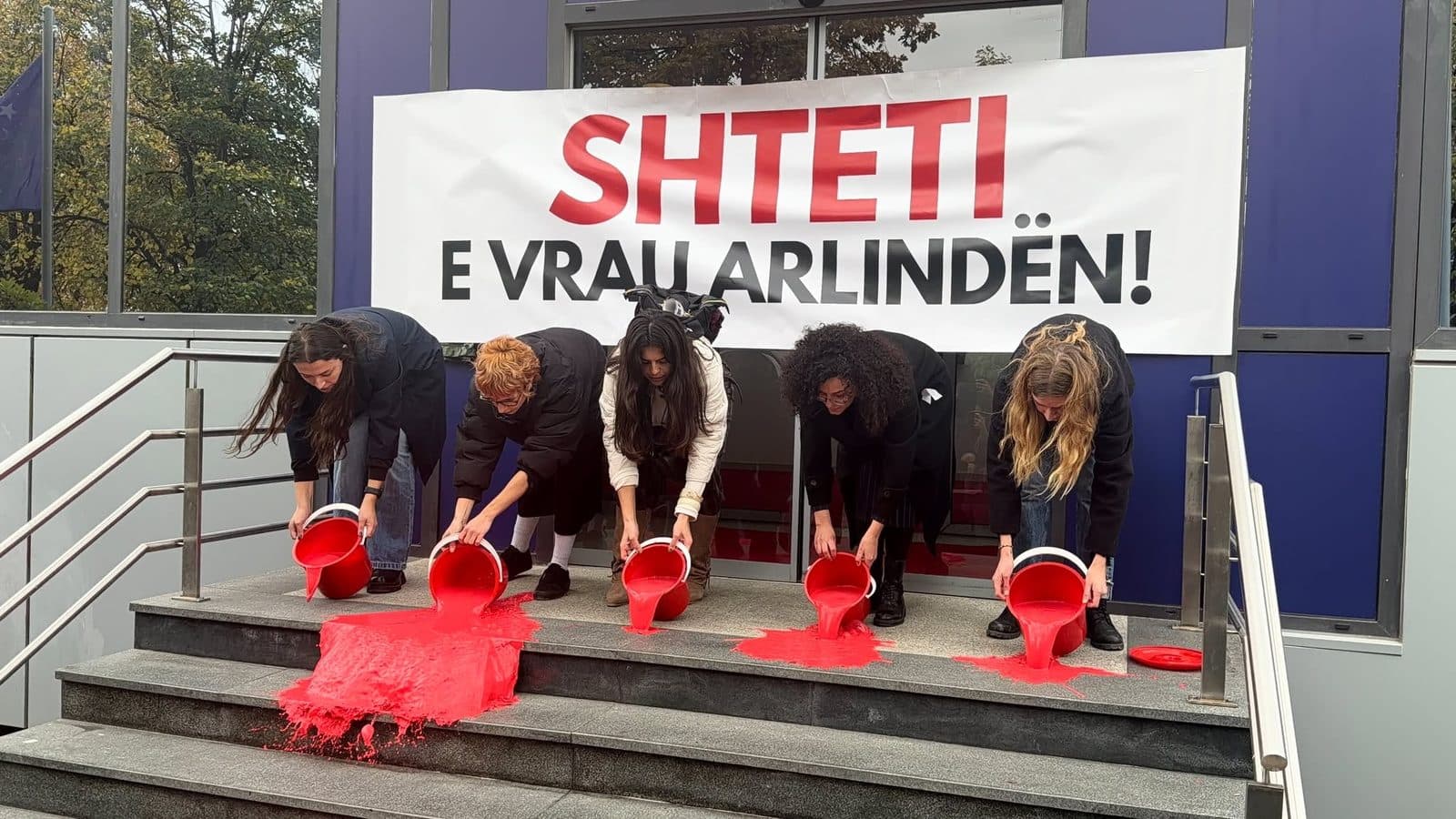 QIKA me aksion simbolik para Qeverisë: Shteti e vrau Arlindën, kërkohet përgjegjësi institucionale