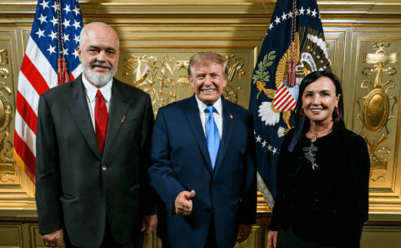 Featured image for Rama publikon foton me Trump dhe thumbon kritikët: “U detyrova ta bëj me IA”