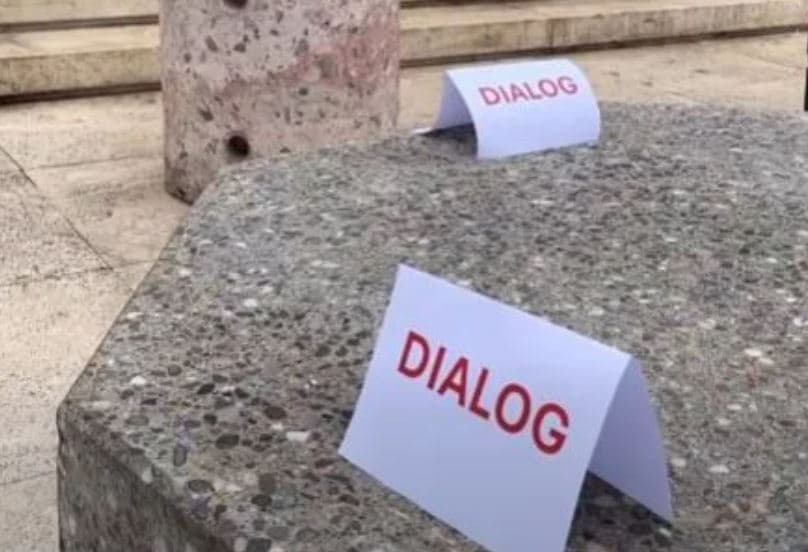 Featured image for Rama vendos një tjetër tavolinë para Kryeministrisë, kësaj radhe prej guri, me mbishkrimin “Dialog”