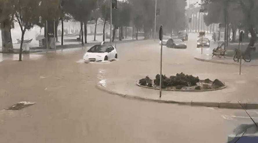 Reshjet përmbytin rrugët në Vlorë, probleme në disa zona