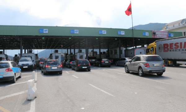 Rikthehen kontrollet kufitare Shqipëri-Kosovë, radhë të gjata në Morinë