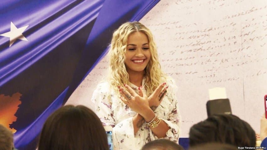 Rita Ora ndanë me fansat e saj në “Instagram’ lajmin e zgjedhjes së Presidentes së Kosovës