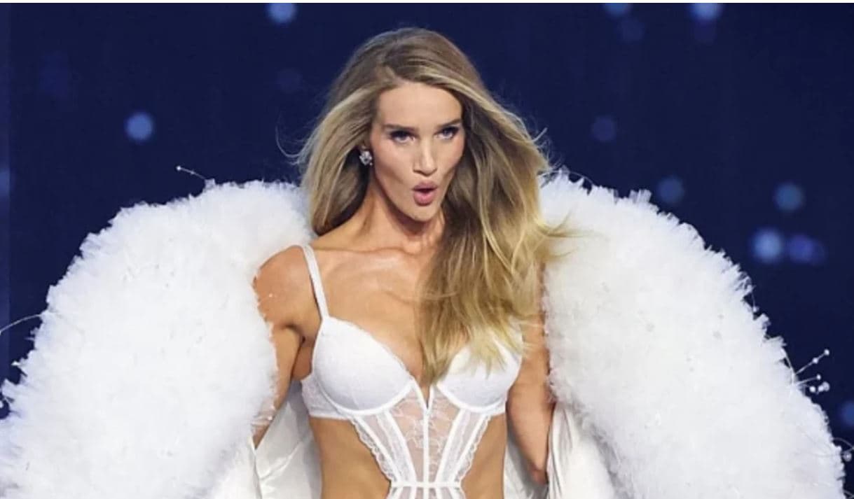 Featured image for Rosie Huntington-Whiteley shfaqet pas 16 vitesh në sfilatën e Victoria’s Secret