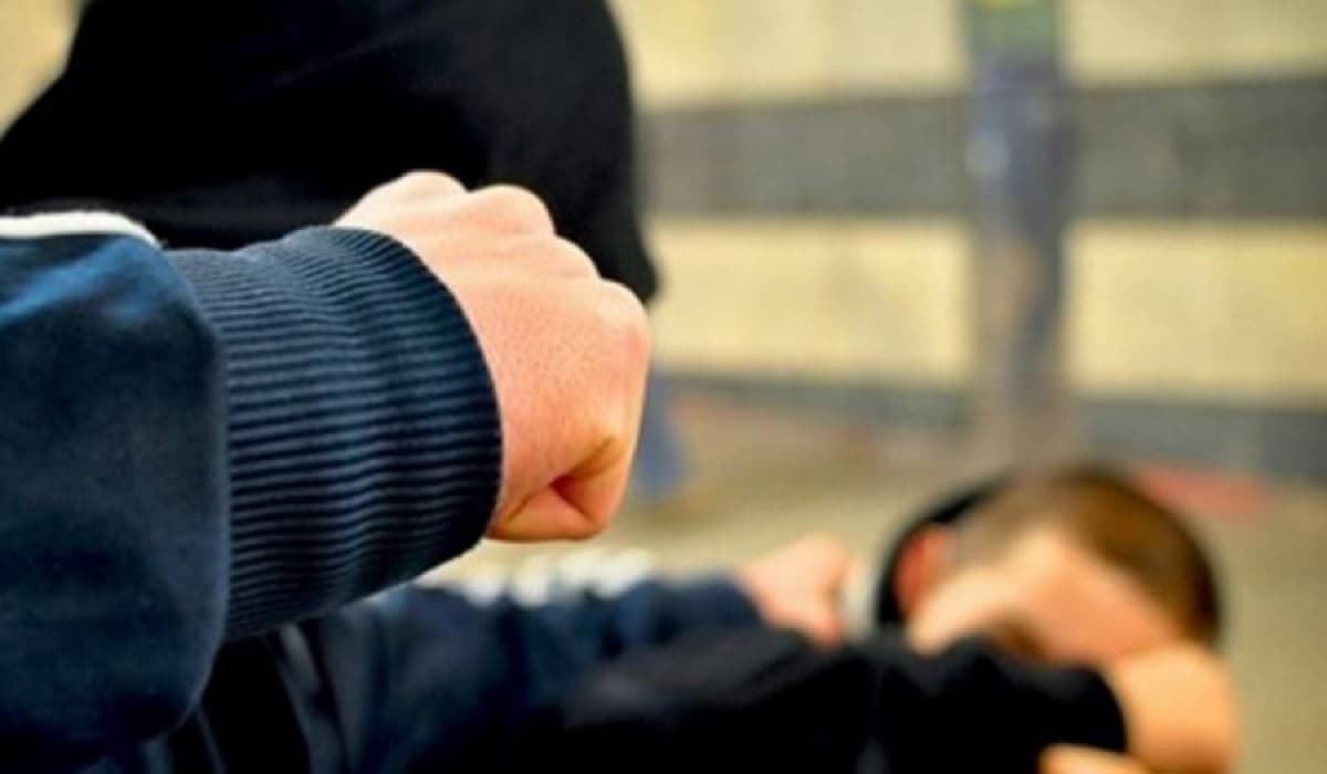 Rrahje pas një aksidenti trafiku në Obiliq, dy persona sulmojnë fizikisht një burrë